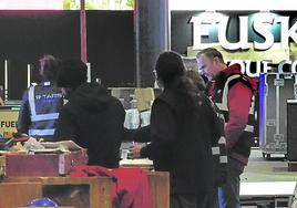 Operarios dan los últimos retoques a los stands de la feria, que abre hoy sus puertas.