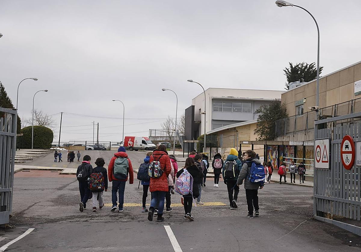 Alumnos acceden a la ikastola Ikasbidea de Durana.