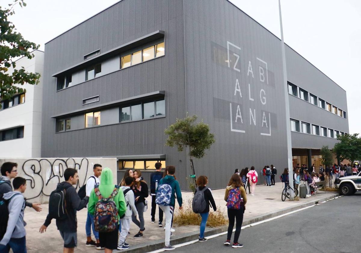 Alumnos en el exterior del instituto Zabalgana.