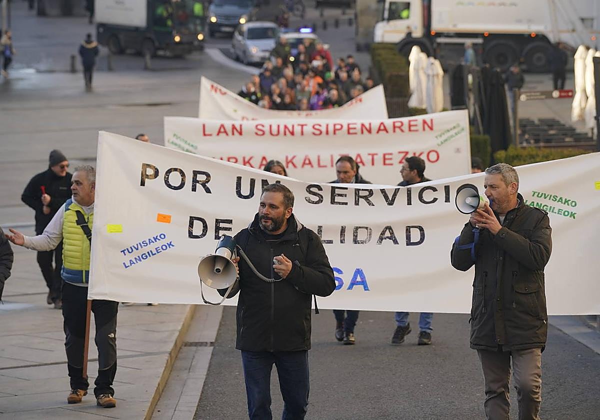 Manifestación de Tuvisa este miércoles por las calles de Vitoria.