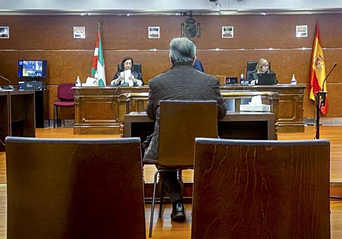 El ya absuelto aguarda al arranque de la vista oral en la Audiencia Provincial de Álava.