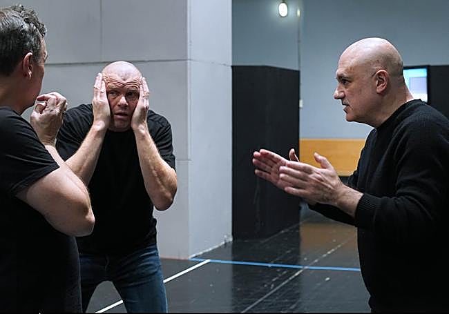 Calixto Bieito, dando pautas a Bo Skovhus (Lear) y Andrew Watts (Edgar), que está de espaldas.