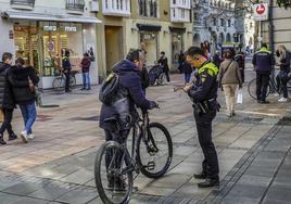 Tres agentes en pocos metros aperciben a ciclistas en pleno centro de Vitoria.