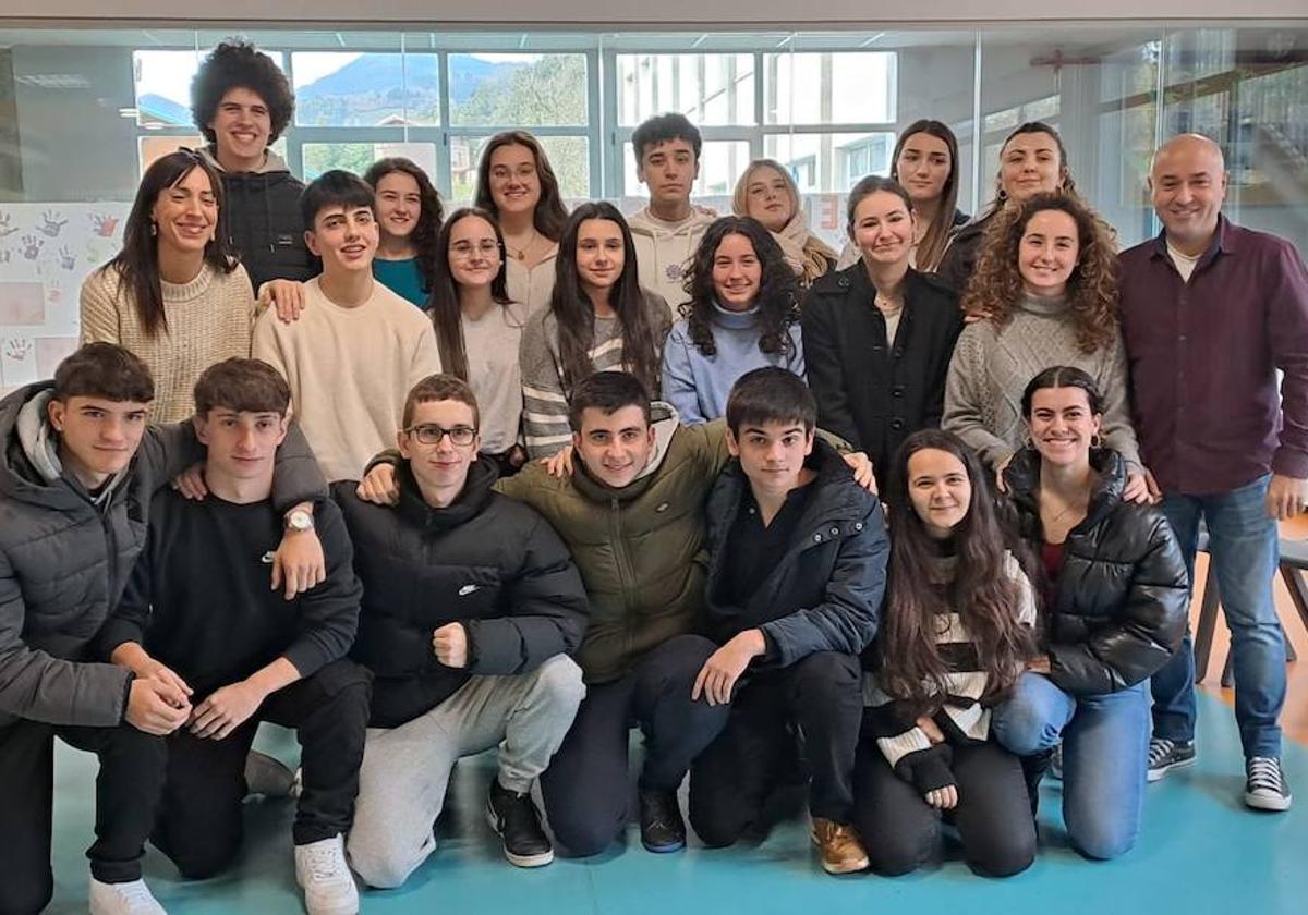 Los estudiantes junto a concejal delegado del servicio de Promoción Económico-Empresarial de Barakaldo, David Solla.