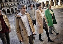 La portavoz de EH Bildu en Vitoria, Rocío Vitero, en el centro de la imagen poco después de firmar el acuerdo presupuestario con PSE y PNV.