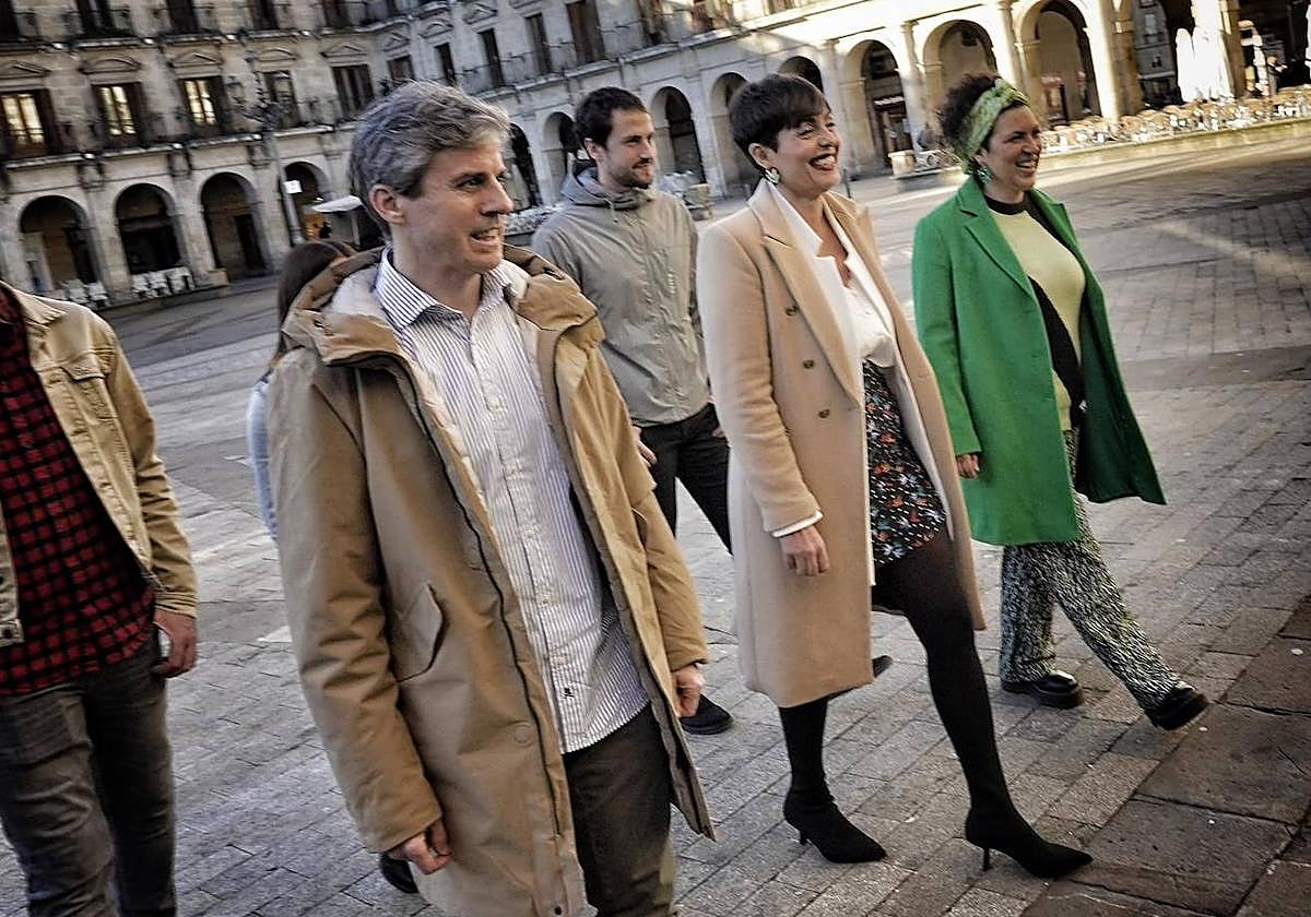 La portavoz de EH Bildu en Vitoria, Rocío Vitero, en el centro de la imagen poco después de firmar el acuerdo presupuestario con PSE y PNV.