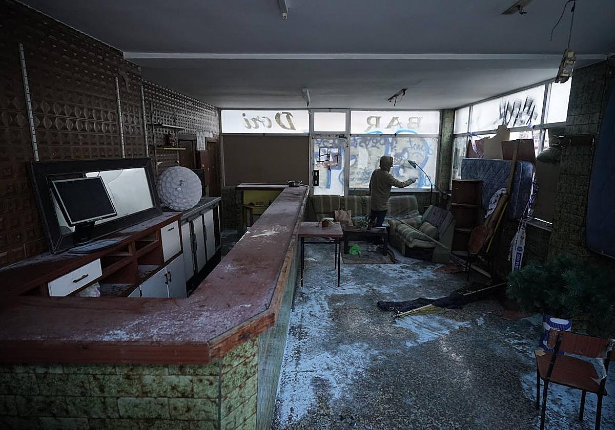 Interior del bar Dori, en Arana, uno de los locales okupados de Vitoria.