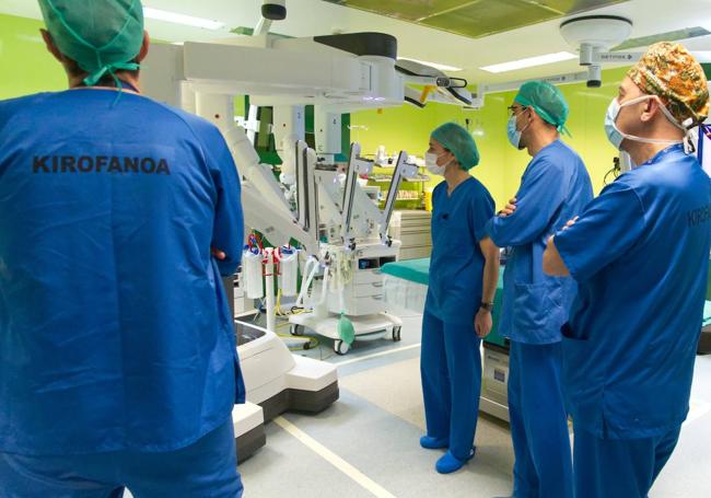 Médicos de Osakidetza junto al robot 'Da Vinci'.