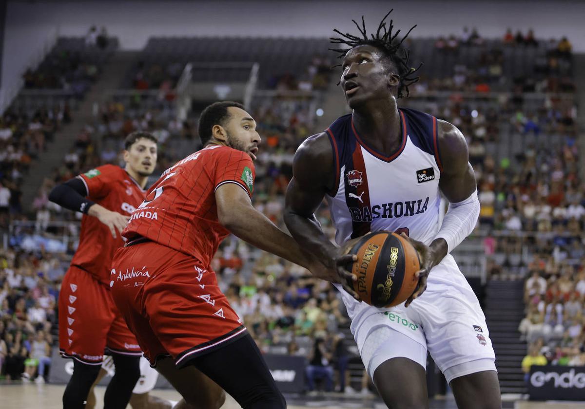 El baskonista Diop, durante el duelo de Liga ACB ante el Granada.