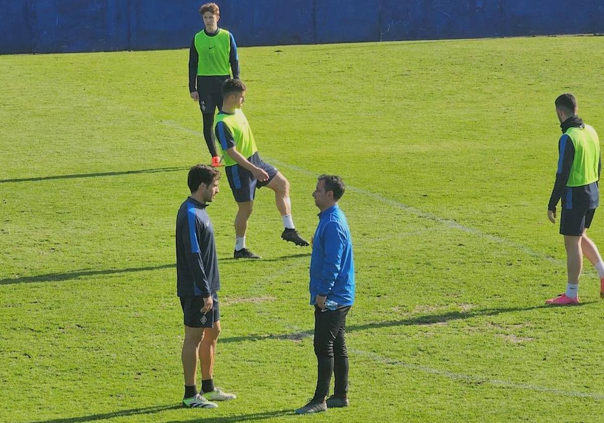 Jandro charla con Etxeita durante el entrenamiento de este jueves en Urritxe.