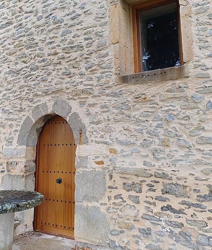 Imagen secundaria 2 - La ermita San Esteban de Etxabarri Ibiña luce restaurada