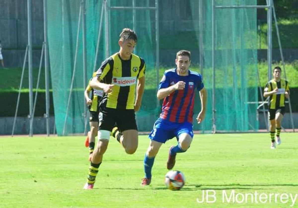 Asier Hierro en el Basconia en un partido frente al Derio.