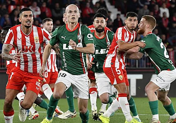 Guridi, Duarte y Carlos Vicente defienden una jugada a balón parado.