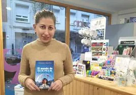 La vecina de Durango posa con el libro publicado: 'El mundo de Nadia'.