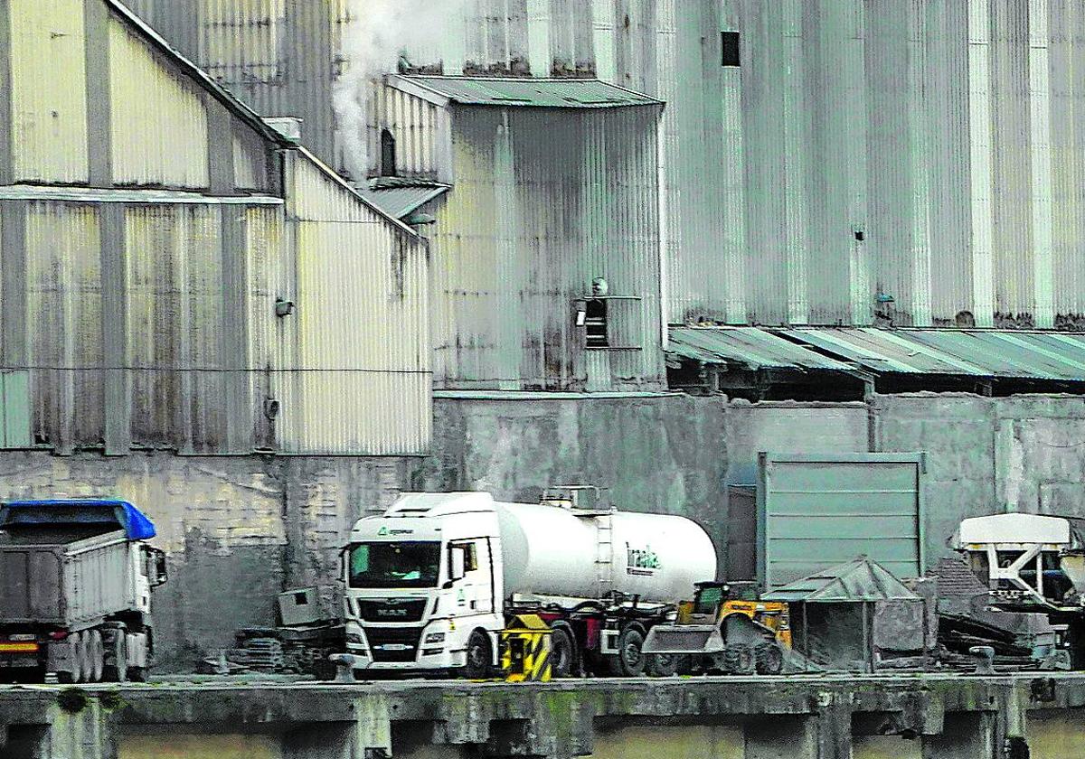 Varios camiones cisterna estaban ayer aparcados en la zona de muelles que se ubica en la parte trasera de Sader, en Punta Zorroza.