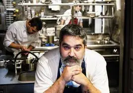 Sergio Ortiz de Zarate en la nueva mesa de chef que ha habilitado en su remozado restaurante Zarate, en el 65 de Pozas.