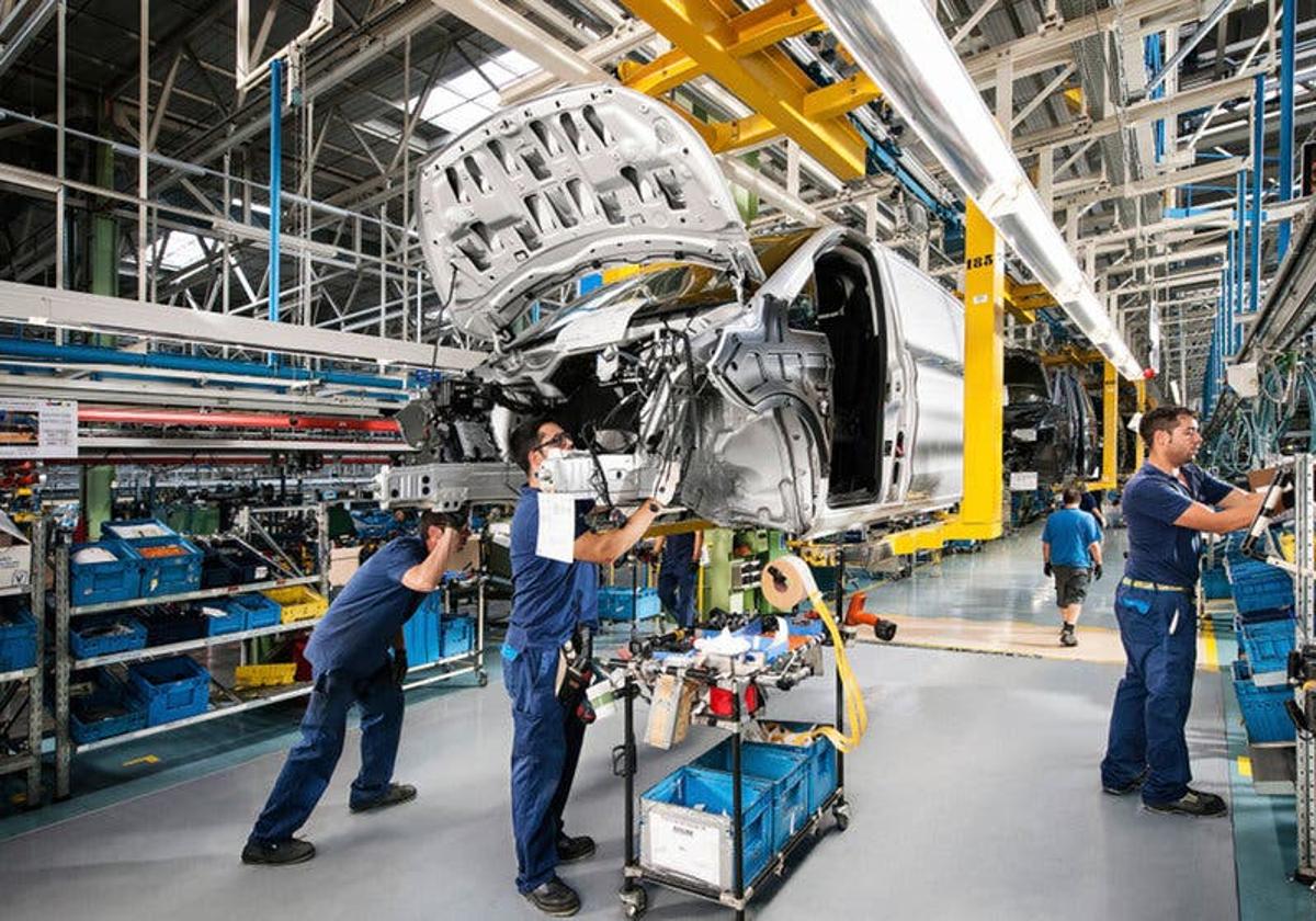 Empleados de Mercedes trabajan con un modelo en los talleres