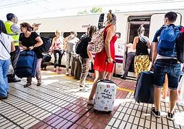 Viajeros en la estación de tren de Vitoria.