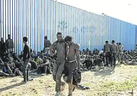 Un grupo de migrantes en suelo español tras saltar la valla de Melilla.