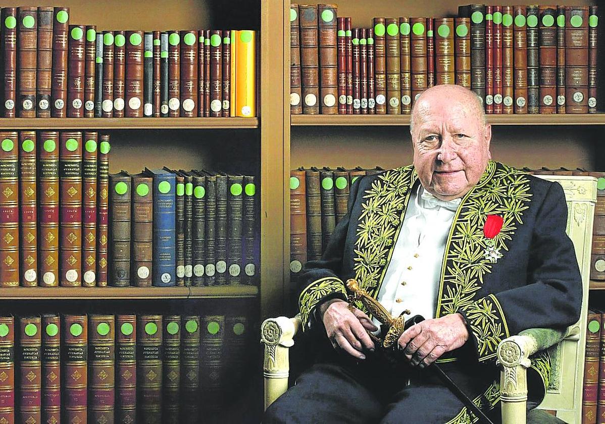 Jean François Revel, con el traje que le acredita como miembro de la Academia francesa.