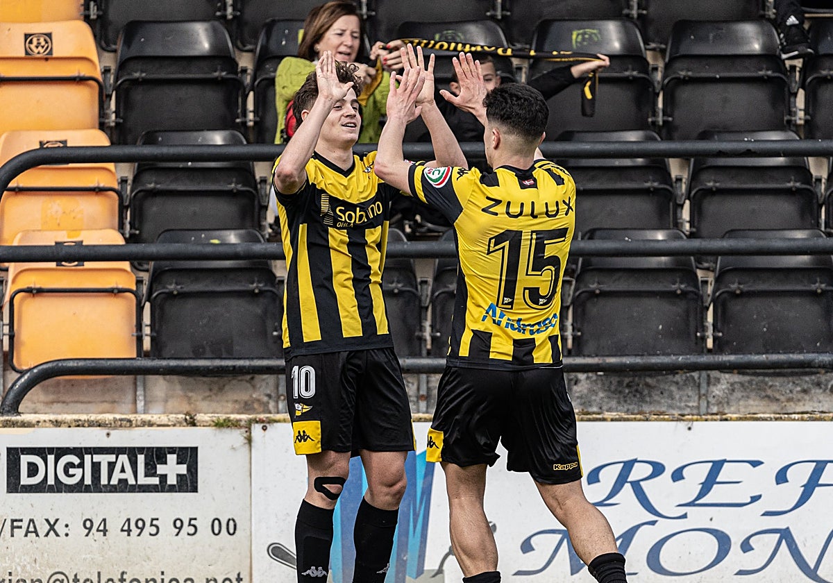 Ieltxu García celebra su gol ante el Añorga junto a Iñigo Martín.