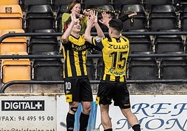 Ieltxu García celebra su gol ante el Añorga junto a Iñigo Martín.