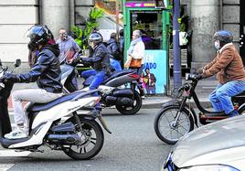 La práctica totalidad de las motos que circulan por los centros urbanos son de baja cilindrada, mientras los amantes de las dos ruedas dejan las de gran cilindrada para otras rutas.