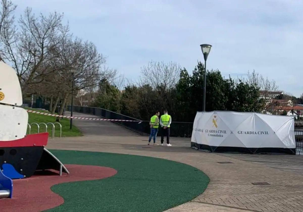 Agentes de la Guardia Civil han custodiado el cuerpo hasta su traslado.