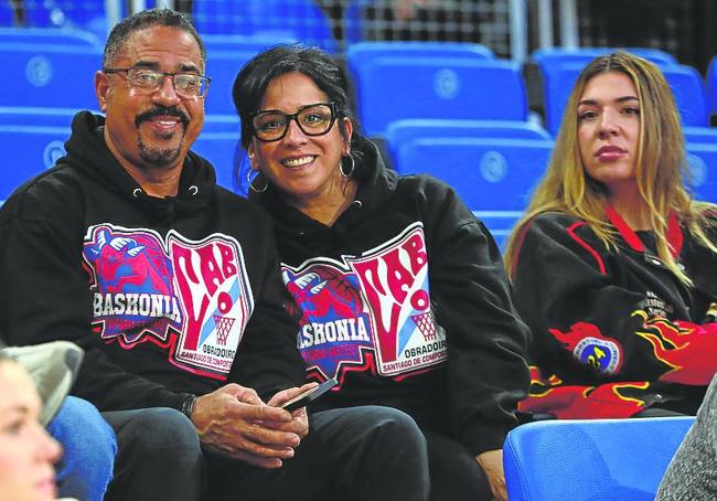 Los padres de Markus y Jordan Howard junto a la esposa del escolta azulgrana.