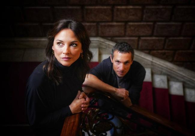 Leonor Watling y Pablo Derqui en el rodaje en Bilbao de 'Anatema'.