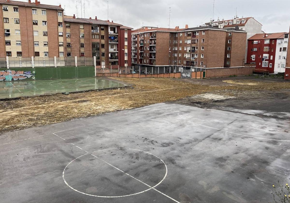 El solar, que tuvo que ser limpiado a finales del pasado año por la proliferación de ratas y basura, lleva vacío desde el derribo del edificio en 2020.