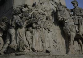 La escena del monumento en que el pueblo aclama al General Álava es una de las más deterioradas.