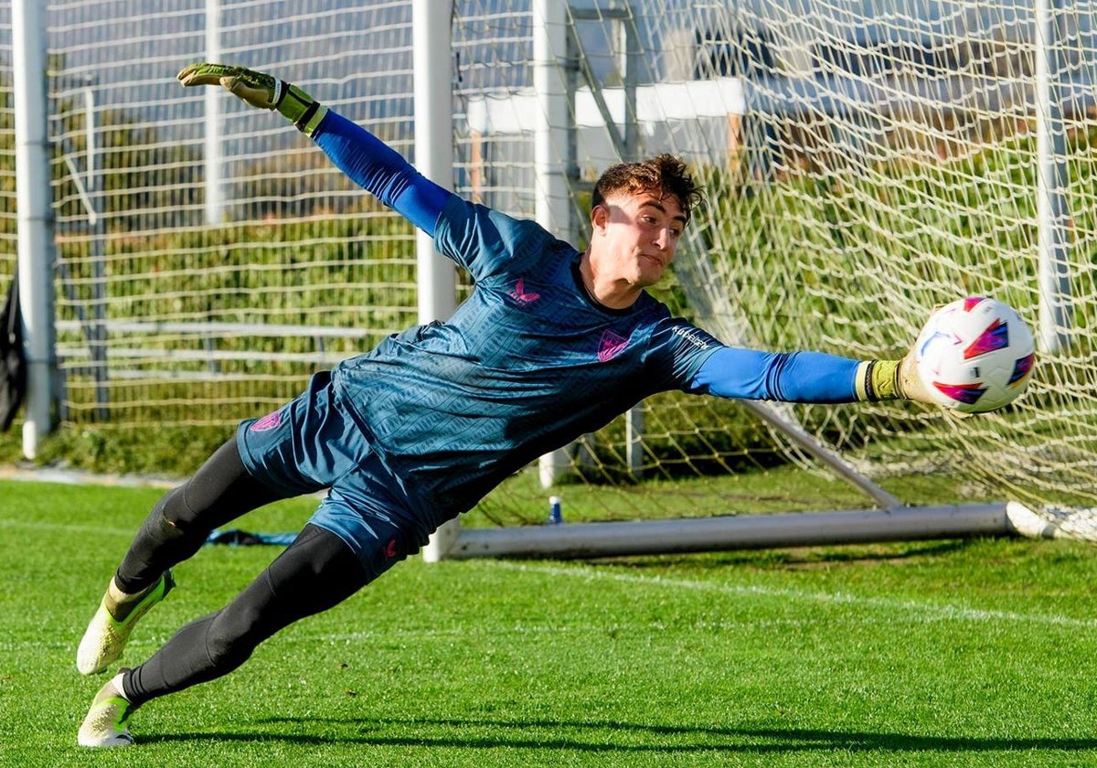 Eric Gamen durante un entrenamiento con el Athletic en Lezama.