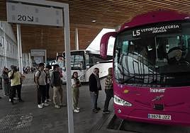 Unos usuarios se preparan para subir a un autobús de Alavabus.