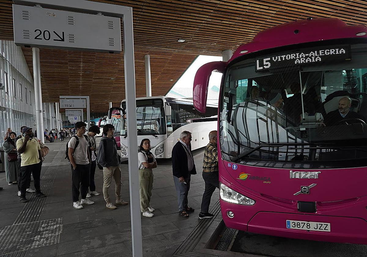 Unos usuarios se preparan para subir a un autobús de Alavabus.