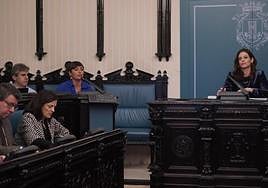 La alcaldesa de Vitoria, Maider Etxebarria, durante la intervención de la portavoz de EH Bildu, Rocío Vitero.