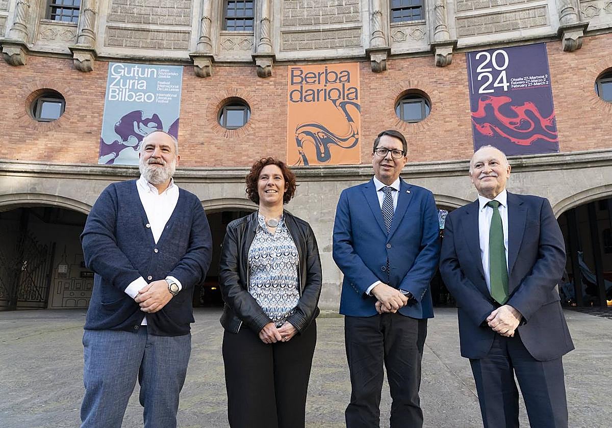 Fernando Pérez, director de Azkuna Zentroa, Gonzalo Olabarria, concejal de Cultura y Gobernanza, Amaia Arregi, alcaldesa de Bilba y Gorka Martínez, director general de BBK.