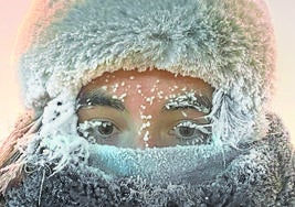 Natalia posa forrada de ropa mientras el frío extremo cubre su cara de esquirlas de hielo y nieve.