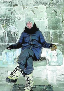 Imagen - Natalia, rodeada de esculturas de hielo.