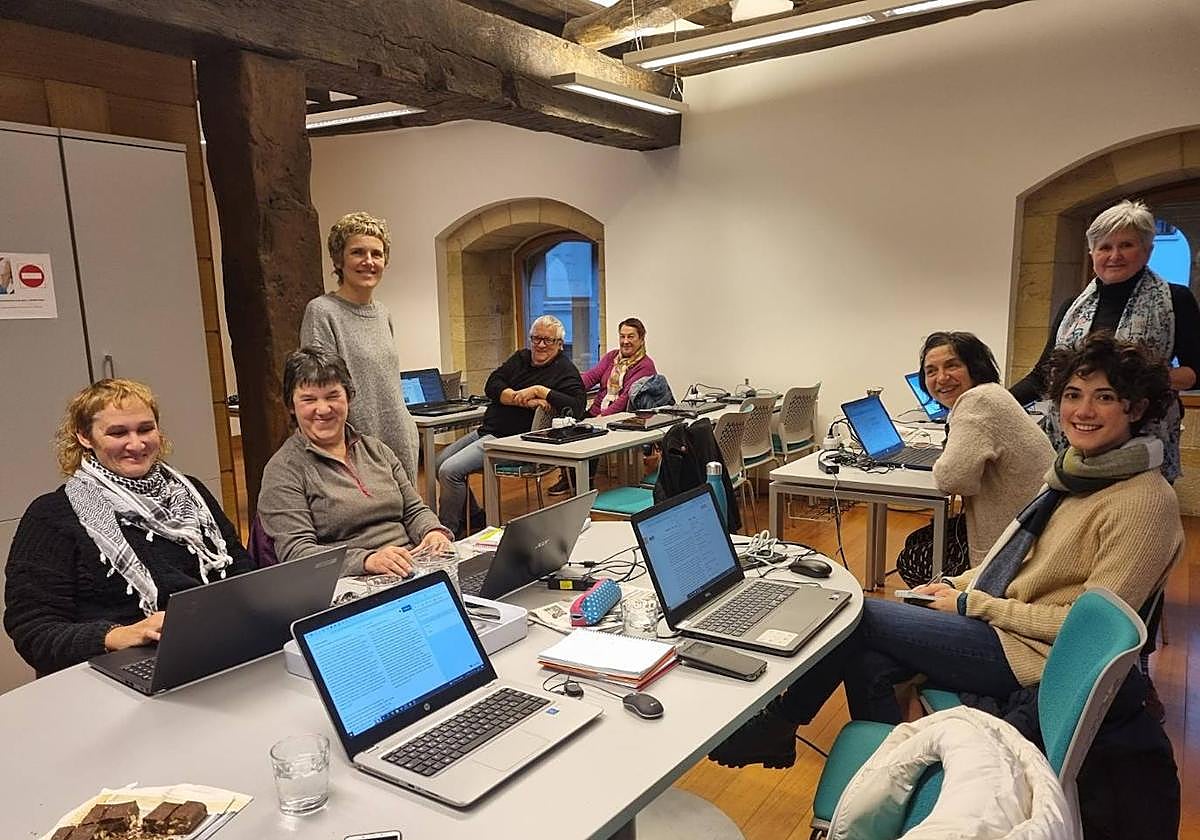 El grupo de vecinos se reúne todos los viernes en Andragunea para desarrollar esta labor cultural.