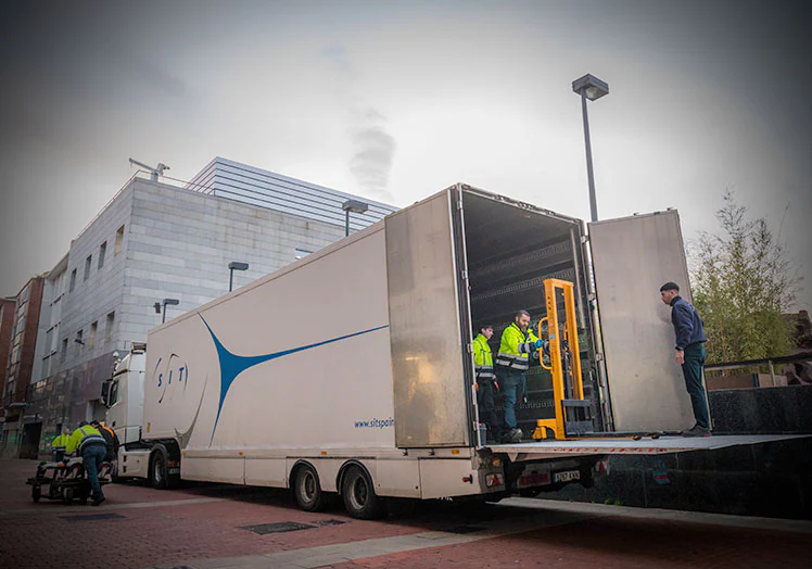 现在是早上 07:50。 专用运输卡车抵达 Artium，操作员开始卸载所有用于搬运和运输工作的机械。