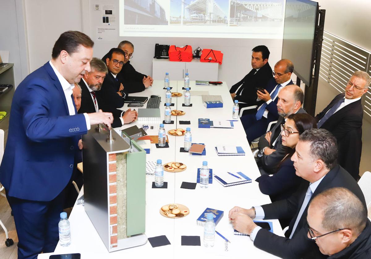 Responsables de Alucoil explicaron las aplicaciones del aluminio a la delegación del gobierno de Marruecos.