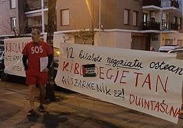 Un trabajador frente a las pancartas sobre los parones.