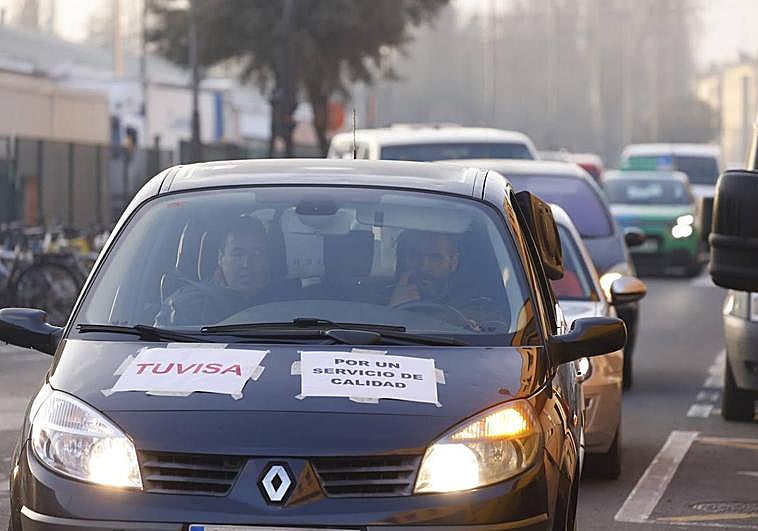 La caravana de coches de los trabajadores de Tuvisa ha partido desde Aguirrelanda.