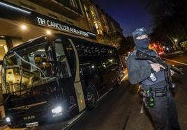 Despliegue policial en el hotel de concentración del equipo hebreo.