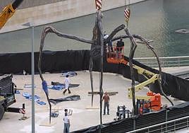 Montaje en 2001 de 'Mama', la escultura en forma de araña de Louise Bourgeois.