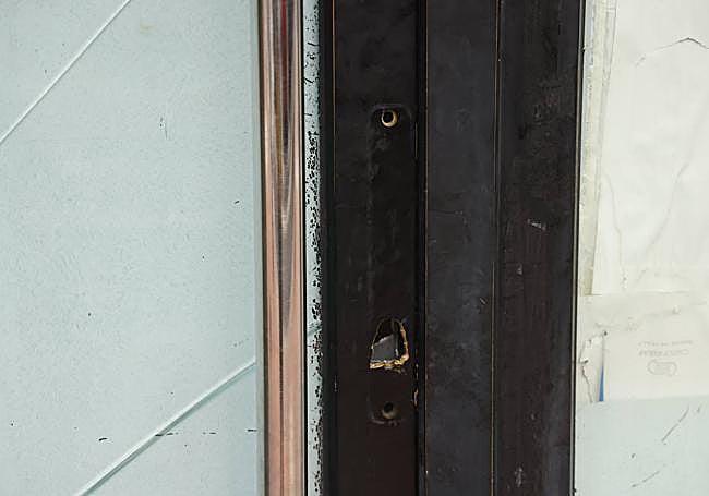 Detalle de la puerta forzada por los okupas para controlar esta lonja de Judimendi.