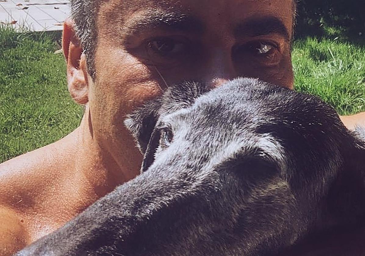 Jorge Javier Vázquez y su perrita Lima.