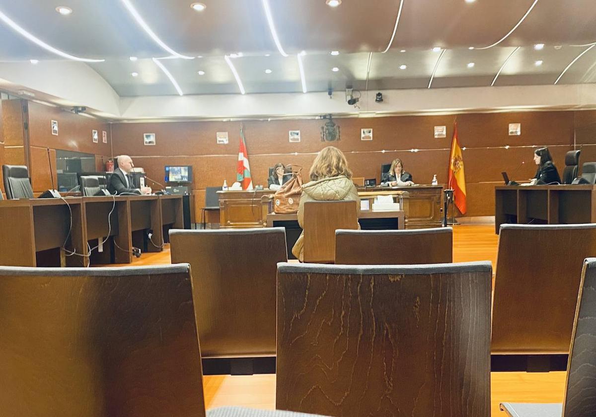 La procesada, momentos antes de arrancar su juicio en la Audiencia Provincial de Álava.