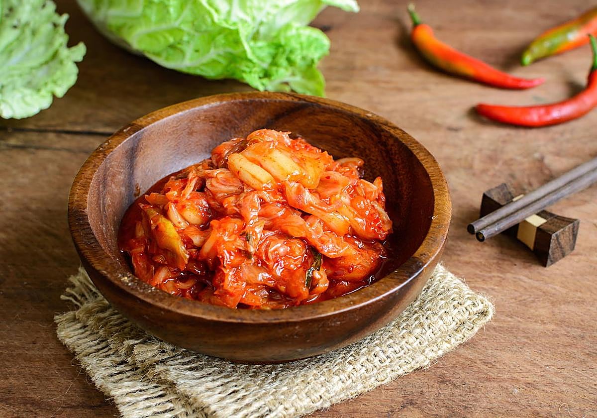 El kimchi se obtiene a través de verduras saladas, condimentadas y fermentadas.